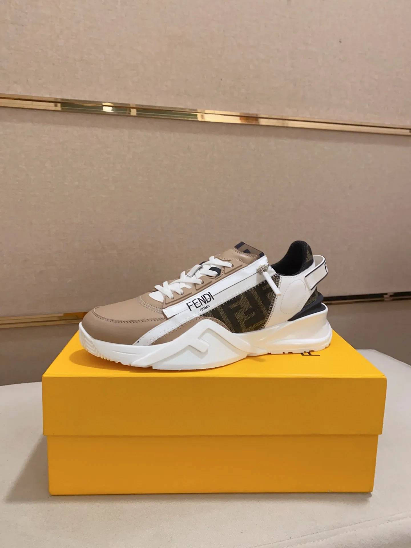 Men's shoes💰: 540💰(Higher version) [Fendi] Fendi's latest casual shoes for men! Available at counters simultaneously! A one-to-one replica of the original. Made entirely of imported top-grain calfskin, the interior is made of top-grain water-dyed cowhide, and the original factory-supplied rubber outsole. Leading new fashion concepts. Matching code: 38-44. 45 can be customized and non-returnable!